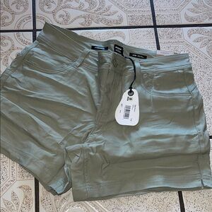 Prana Halle Short II WOMENS 6 inseam 5” in Juniper Green Standard Fit